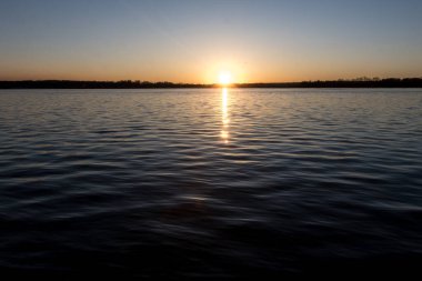 Nehir kıyısında gün batımı