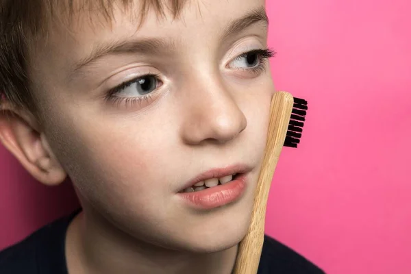 Avrupalı Görünümlü Küçük Bir Çocuk Elinde Bambu Bir Diş Fırçası — Stok fotoğraf