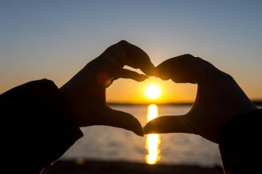 Gün batımı ellerden bir kalbe