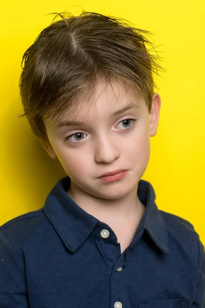 Portret Chłopca Europejskim Wyglądzie Zbliżenie Smutnym Spojrzeniem — Zdjęcie stockowe