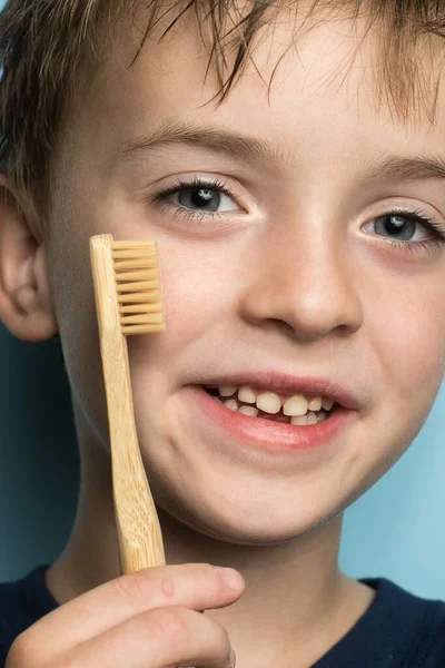 Chłopiec Europejskim Wyglądzie Trzyma Przy Twarzy Bambusową Szczoteczkę Zębów Przyjazne — Zdjęcie stockowe