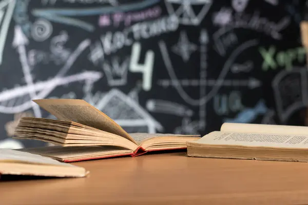 Masada Masada Tebeşirle Boyanmış Bir Karatahta Duvarına Karşı Açık Kitaplar Telifsiz Stok Imajlar