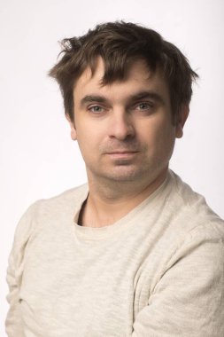 Avrupalı görünümlü bir adam. yakın plan portre