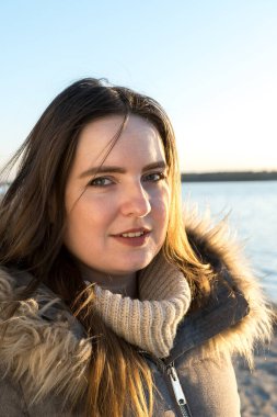 Bir kızın yakın plan portresi.