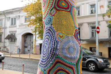 Mavi gökyüzü arkaplanlı, mücevherlerle dolu bir iplik bombası ağacı.