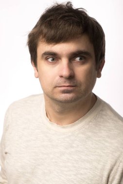 Slav görünümlü üzgün bir adamın yakın plan portresi.