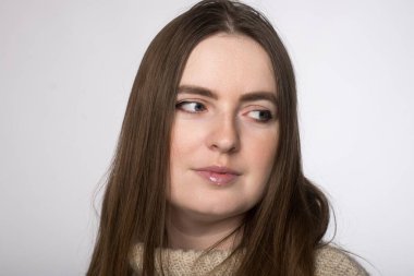 Slav görünümlü bir kadının yakın plan portresi.