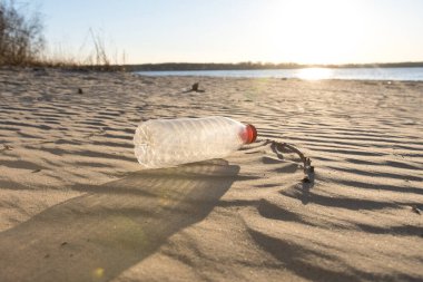 Sahildeki çöpler. Doğanın plastik ve kirliliği.
