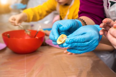 Birlikte ev yapımı mantı ya da ravioli yapan bir grup insan. Elleri hamuru şekillendiriyor ve tahta tahtaya doluyor. Geleneksel yemek hazırlama yoluyla aşçılık veya aile bağı kurma