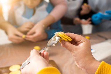 Çocuklar mantı ve ravioli yapan atölye çalışmalarına katılıyor. Hamur hazırlama ve şekillendirmeye yakın çekim, eğlenceli ve etkileşimli bir ortamda eğlenceli öğrenme süreci ve takım çalışması yakalamak