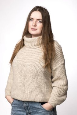 Sıcak süveter giymiş neşeli bir kadının portresi, rahat, rahat bir şekilde sergileniyor. Yaşam tarzı ve moda fotoğrafçılığı için harika.