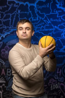 Basketbol topuyla poz veren bir adamın portresi bir harita ve çeşitli karalamalarla yaratıcı bir zemine karşı, bilgi, spor ve yaratıcılığın karışımını sembolize ediyor.