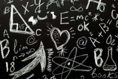 Matematiksel formüller, semboller, karalamalar ve okulla ilgili çizimlerle dolu yaratıcı karatahta altyapısı. Eğitim, öğrenme ve bilimle ilgili kavramlar için mükemmel.
