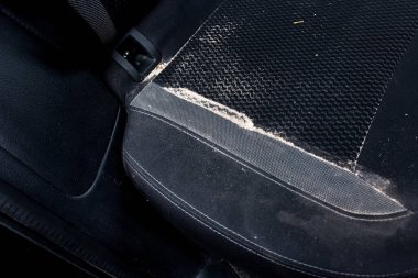 Kumla kaplı bir araba koltuğunun yakın çekimi, bir plaj gezisinin sonuçlarını gösteriyor. Otomotiv, seyahat ve yaşam tarzı görüntüleri için mükemmel..