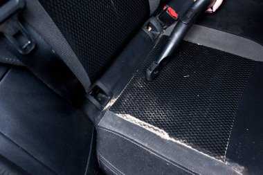 Kuma bulanmış bir araba koltuğunun yakın çekimi temizlik ihtiyacını vurguluyor. Otomotiv bakımı, araç hijyeni ve iç detay temaları için mükemmel.