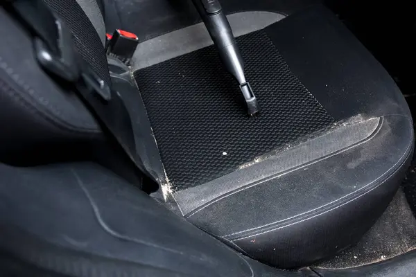 Kumlu araç koltuğu iç temizlik ve araç bakımının önemini gösteriyor. Otomotiv hijyeni, temizlik hizmetleri ve araba bakımı kavramları için ideal.