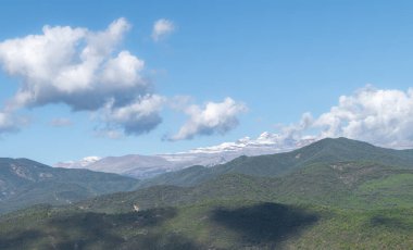Yuvarlanan yeşil dağların üzerindeki bulutlar