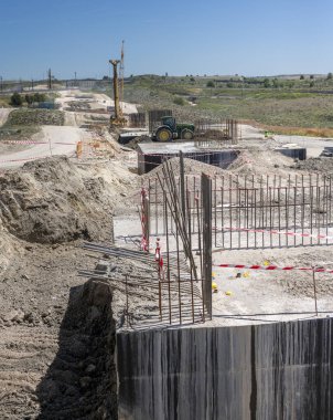 Ülkeyi Düzleştirme: Traktörle Sürülen Kazıya Bir Bakış