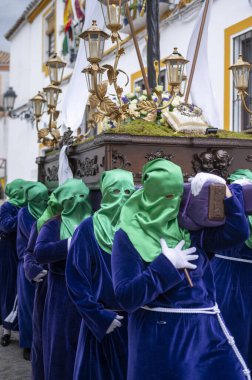 İspanya 'da Kapüşonlu Tövbekârlarla Geleneksel Kutsal Hafta Töreni