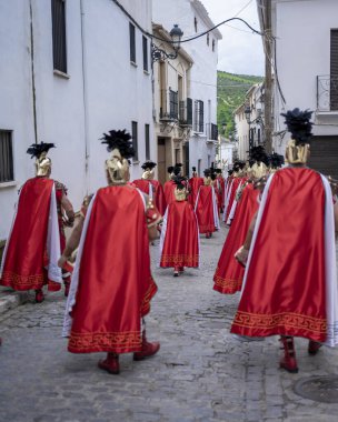 Geleneksel Sokak Yürüyüşünde Canlı Kırmızı Pelerinler ve Pofuduk Şapkalar