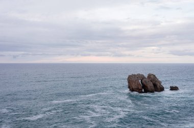 Tekil Kaya oluşumuna sahip Okyanus Manzarası: Doğal Stil Fotoğrafı
