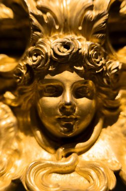 Karmaşık Çiçek desenli Altın Süslemeli Nesne, 1 Temmuz 2024, Madrid, İspanya