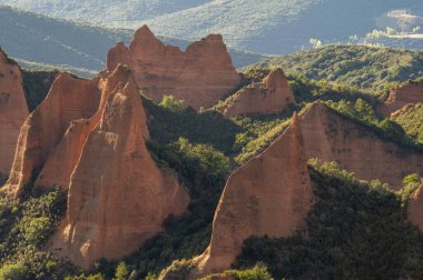 Doğal Heykeller: Dağlık Bölgede Kızıl Kaya oluşumları