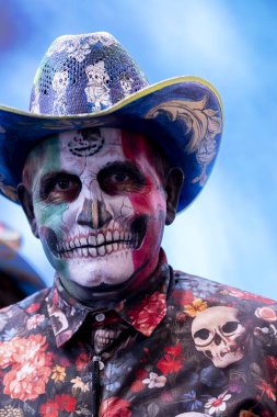 25 Ocak 2025; Madrid; İspanya: ToroVerde Cuenca EspaNa sergisinde sergilenen büyük tahta bir kanat heykeli