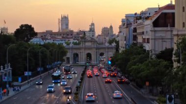Madrid mi? İspanya. 05.30.2025. Sunset 'ten Alcal Gate, Madrid Skyline View