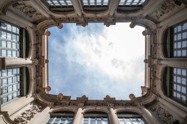 Klasik ve lüks bir avludan yukarı bakıyor..