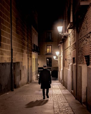 Gizem ve Yalnızlık: Urban Noir ve Entrika 'nın Atmosferik Duyusu.