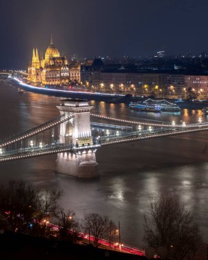 Budapeşte 'den Gece: Iconic Landmarks Parlayan Nehrin Üzerinde.