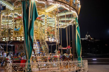 Tuhaf Nostalji: Çocukluk Neşe, Neşeli Ruh ve Sihirli Eğlence.