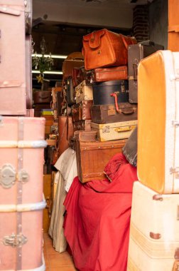 Değişik boylarda ve renklerde büyük bir antika deri ve antika bavul yığını koca bir alanı dolduruyor. Karmaşık sahneler yolculuk, hatıralar ve unutulmuş yolculukları çağrıştırıyor..