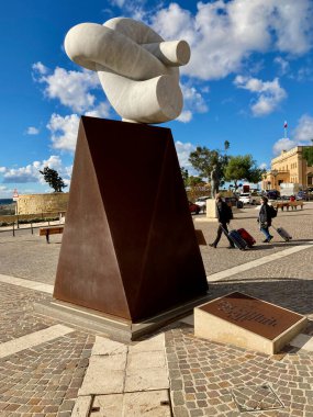 2023.01.23. Valletta, Malta. Castille Meydanı 'ndaki Göç Zirvesi Anıtı olarak da bilinen düğüm..