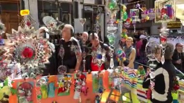 19.03.2023 Madrid İspanya El Rastro Bit Pazarı. Dönen, parlak, renkli 3 boyutlu mandalalar ve rüzgar döndürücülerden oluşan baş döndürücü bir seçim..