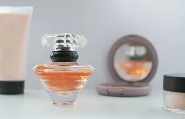 Láhev Parfémy Obklopená Kosmetickými Přípravky Pudrem Krémem Eau Toilette Eau — Stock fotografie