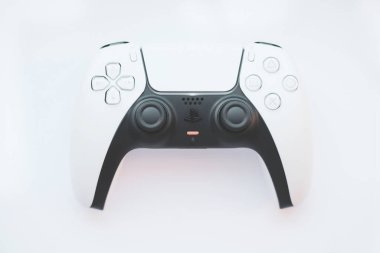 Estonya, Parnu-Eylül 28,2022: Oyun konsolu için Joystick beyaz arka planda izole edilmiş PS5. Boş zaman ve eğlence kavramı..