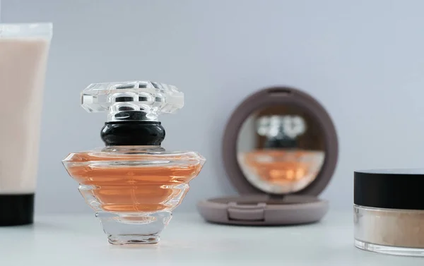 Láhev Parfémy Obklopená Kosmetickými Přípravky Pudrem Krémem Eau Toilette Eau — Stock fotografie