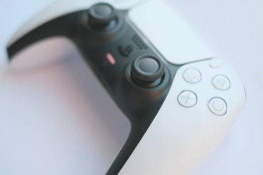 Estonya, Parnu-Eylül 28,2022: Oyun konsolu için Joystick beyaz arka planda izole edilmiş PS5. Boş zaman ve eğlence kavramı..