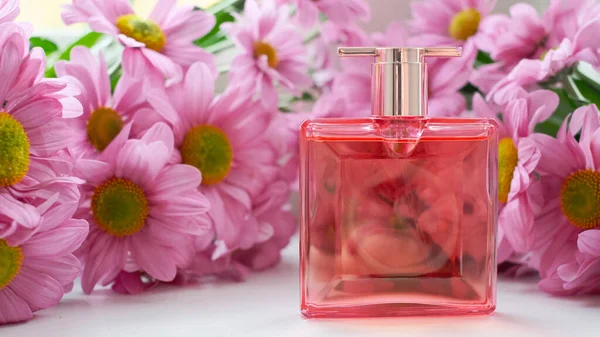 Парфюмерная Бутылка Окруженная Розовыми Цветами Хризантемы Eau Tofeltte Eau Parfum — стоковое фото