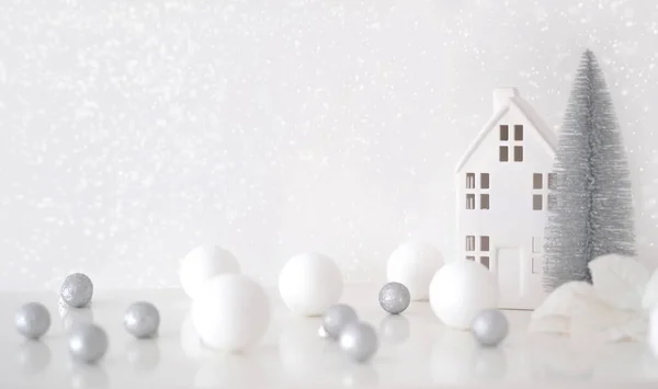 Composizione Natalizia Palle Natale Bianco Argento Casa Decorativa Albero Natale — Foto Stock