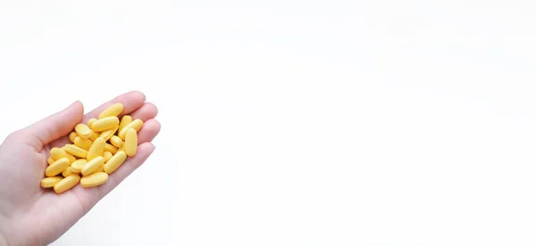 Крупный План Текстуры Желтых Мультивитаминных Таблеток Женской Руке Белом Фоне — стоковое фото