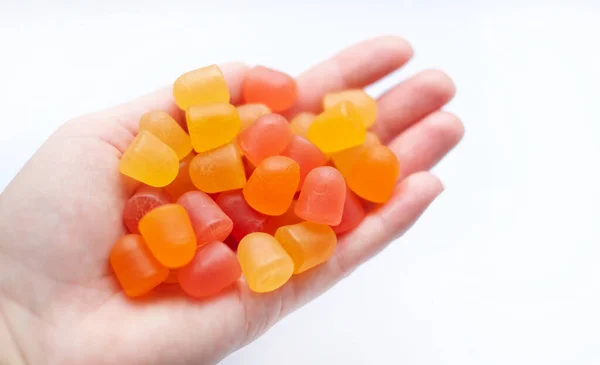 Grupp Röda Orange Och Gula Multivitamin Gummier Handen Isolerad Vit — Stockfoto