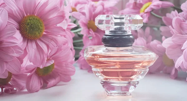 Eine Parfümflasche Umgeben Von Rosa Chrysanthemenblüten Eau Toilette Eau Parfum — Stockfoto