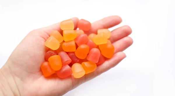 Grupp Röda Orange Och Gula Multivitamin Gummier Handen Isolerad Vit — Stockfoto