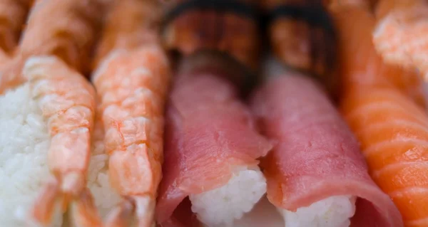 Fotografia Zbliżeniowa Zestawu Bułek Sushi Dostawa Domu Kuchnia Japońska — Zdjęcie stockowe