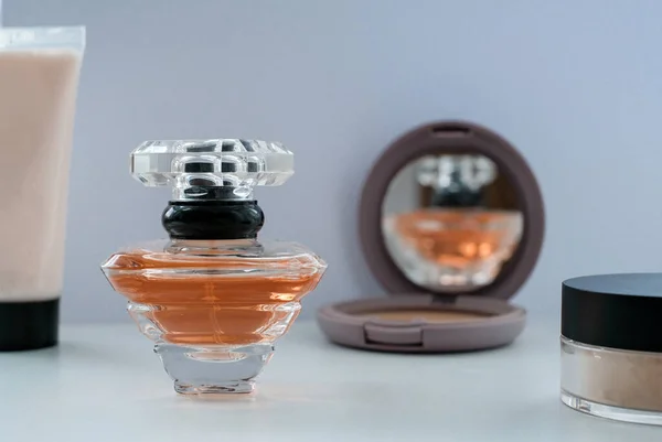 Butelka Perfum Otoczona Kosmetykami Proszkiem Balsamem Eau Toilette Eau Perfum — Zdjęcie stockowe