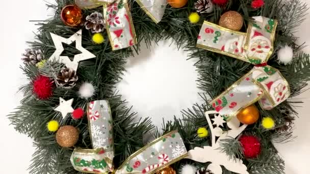 Різдвяний Вінок Прикрашає Вхідні Двері Свята Ялини Срібних Луків Зірок — стокове відео
