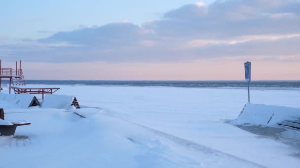 Sulla Spiaggia Durante Tramonto Sulla Spiaggia Dal Vento Diffonde Neve — Video Stock